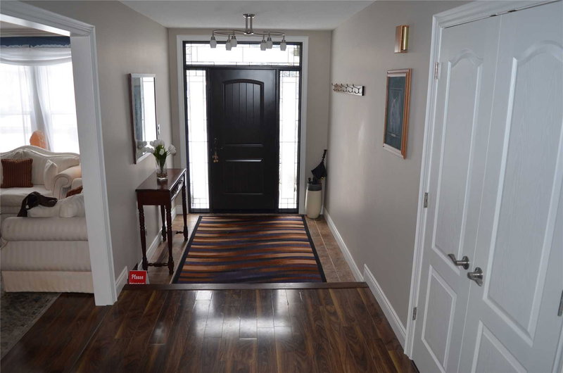 104 Peevers Cres, Newmarket, L3Y7T1 | Image 2