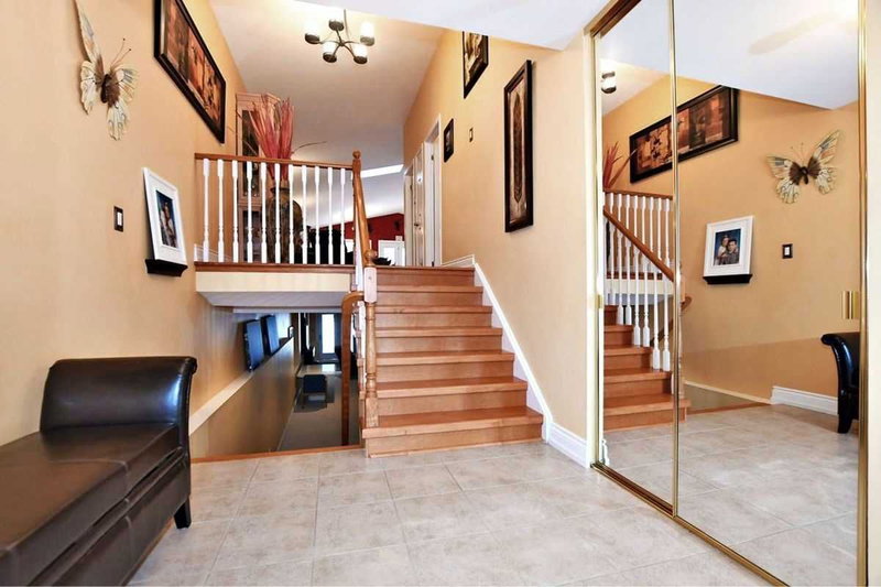 276 Sheridan Crt, Newmarket, L3Y8P9 | Image 2