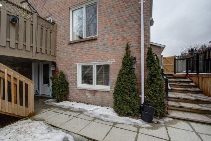 333 Rannie Rd, Newmarket, L3X 1K3 | Image 2