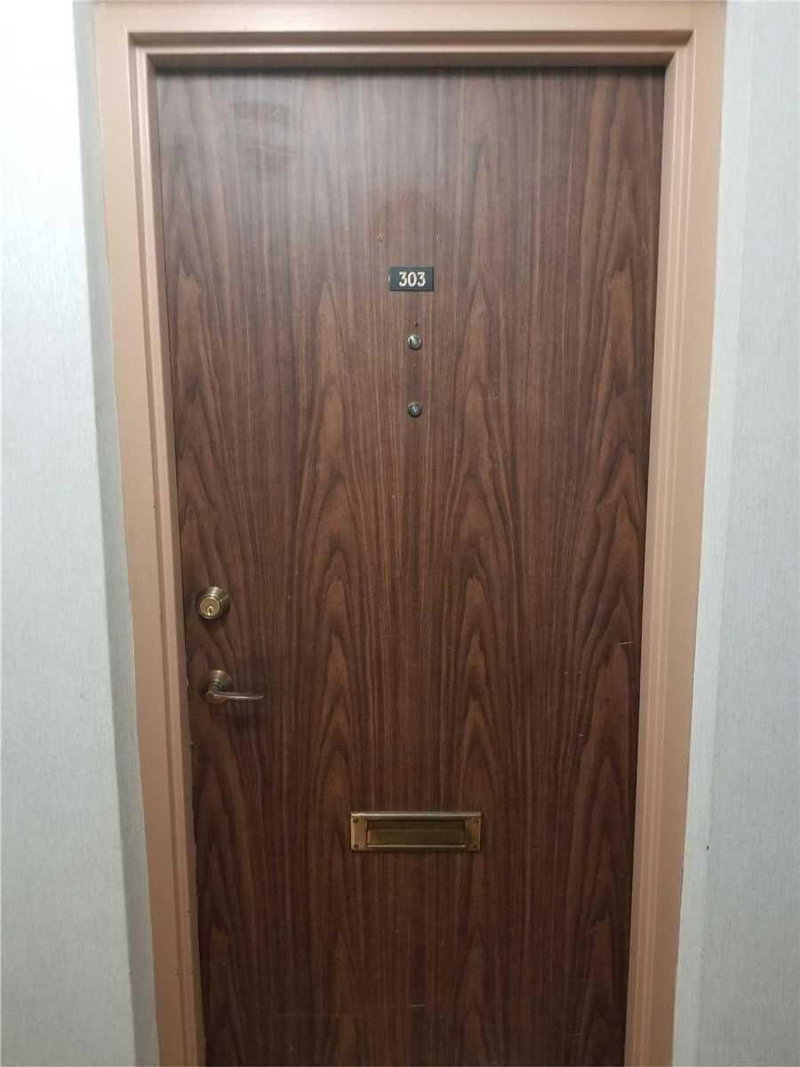 303 - 67 Richmond St, Richmond Hill, L4C3Y3 | Image 2