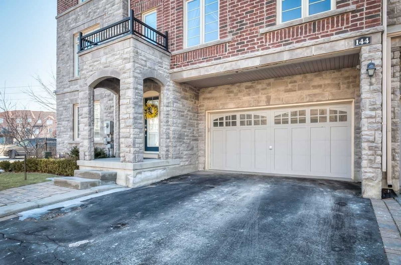 144 Chapman Crt, Aurora, L4G0E2 | Image 3