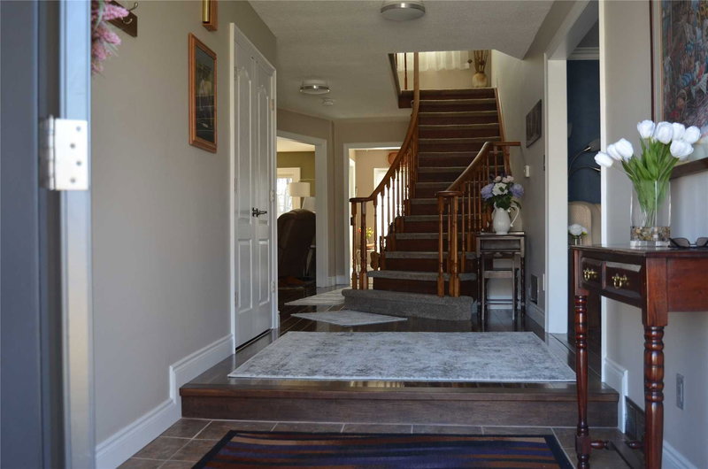 104 Peevers Cres, Newmarket, L3Y7T1 | Image 2