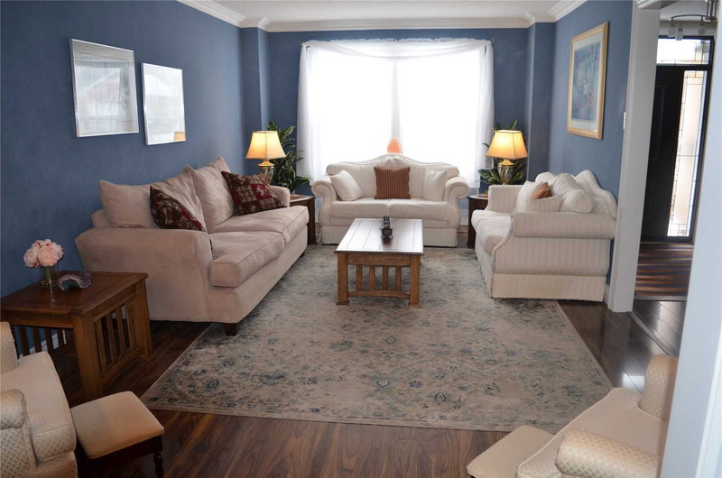 104 Peevers Cres, Newmarket, L3Y7T1 | Image 3