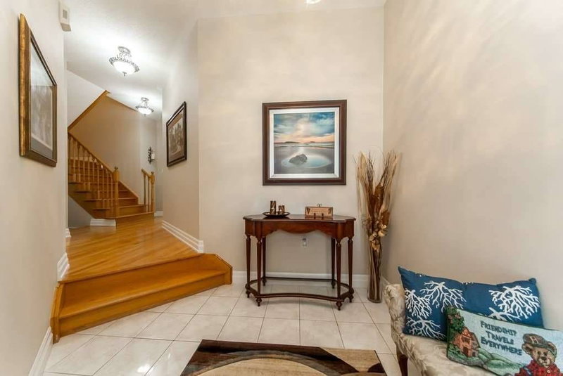 550 Bert Budd Ave, Newmarket, L3Y8S7 | Image 2