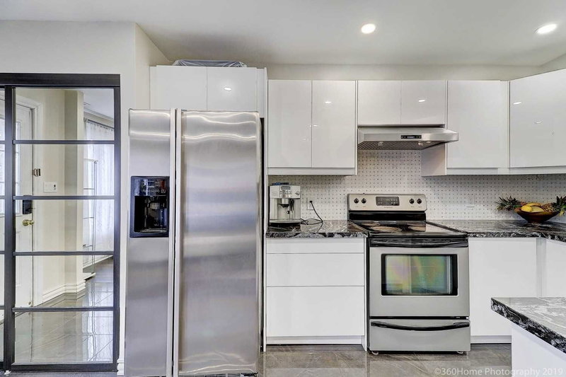 96 - 151 Townsgate Dr, Vaughan, L4J8J7 | Image 2