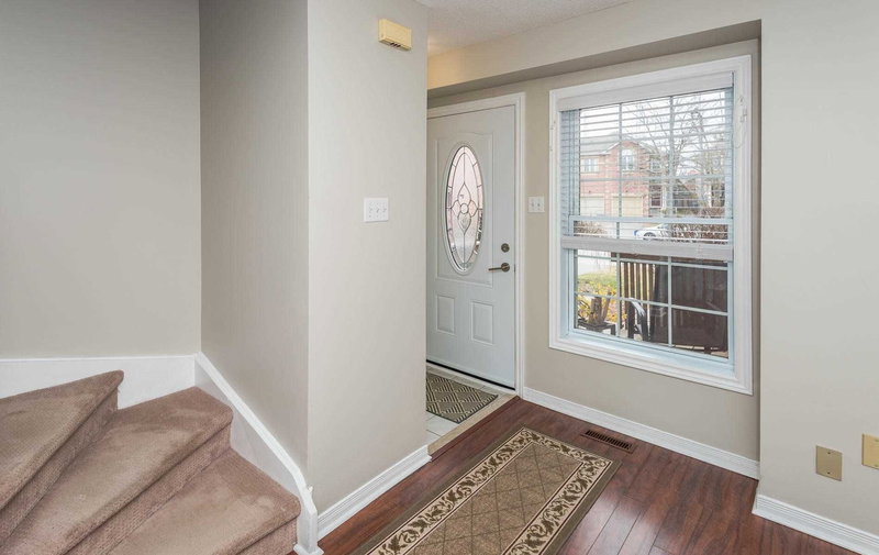 22 Ross Linton Dr, Aurora, L4G 6T3 | Image 2