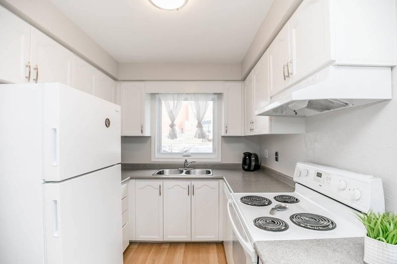 510 Pickering Cres, Newmarket, L3Y8H1 | Image 3