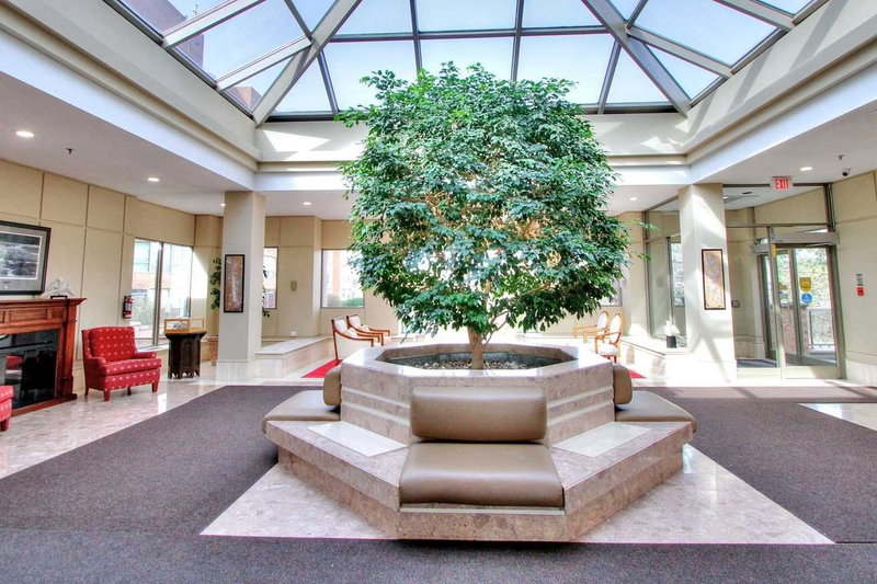 305 - 14924 Yonge St, Aurora, L4G 6H7 | Image 3