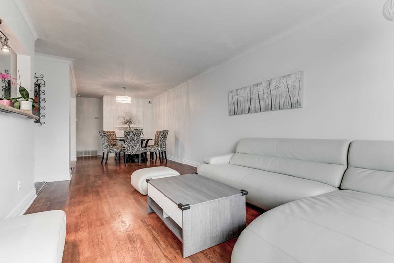 382 Blue Grass Blvd, Richmond Hill, L4C3H4 | Image 3