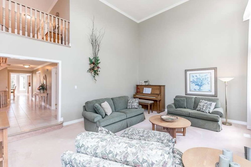 870 Robellino Crt, Newmarket, L3X1L5 | Image 3