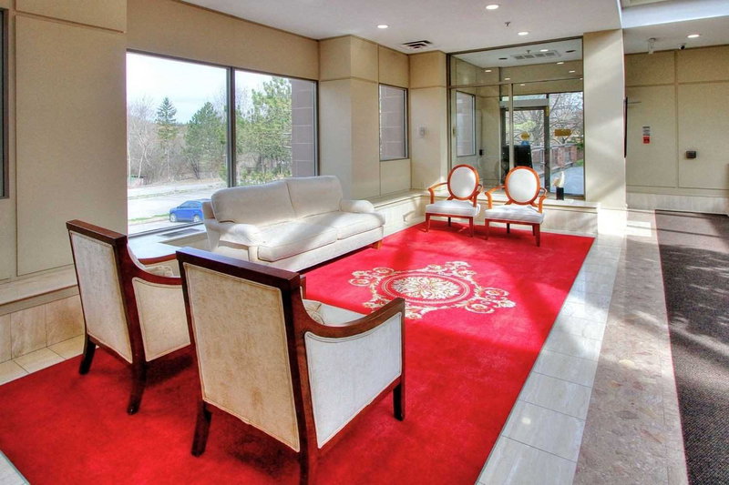 305 - 14924 Yonge St, Aurora, L4G 6H7 | Image 3