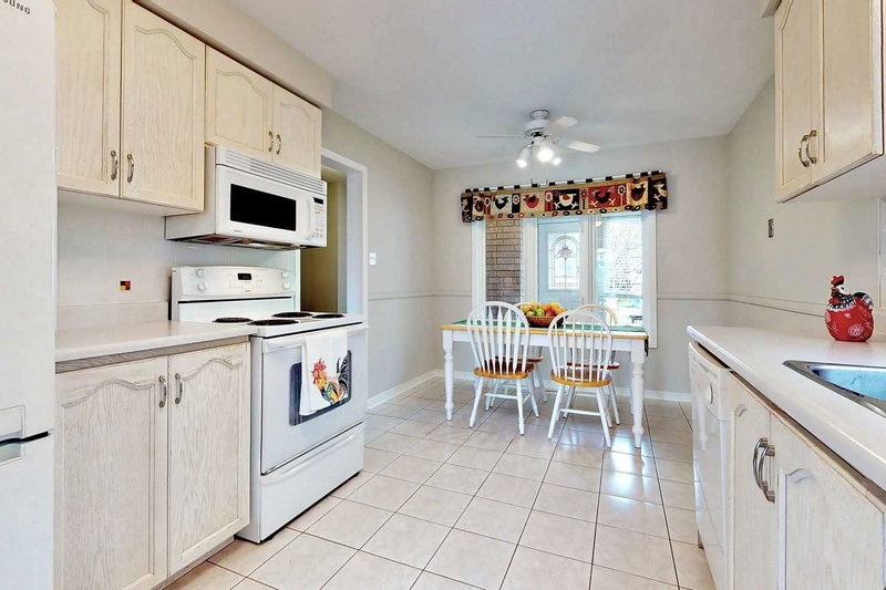 361 Gaston Pl, Newmarket, L3Y8M4 | Image 3