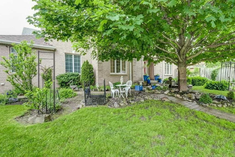 483 Menczel Cres, Newmarket, L3X2P6 | Image 3