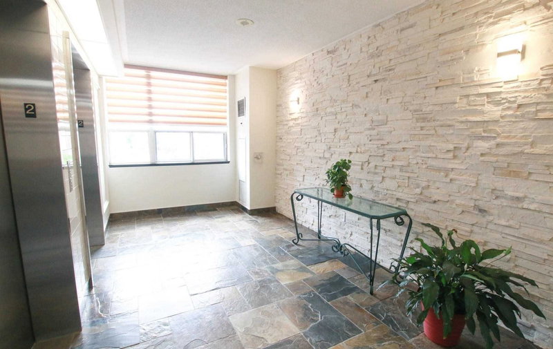 218 - 7398 Yonge St, Vaughan, L4J8J2 | Image 3