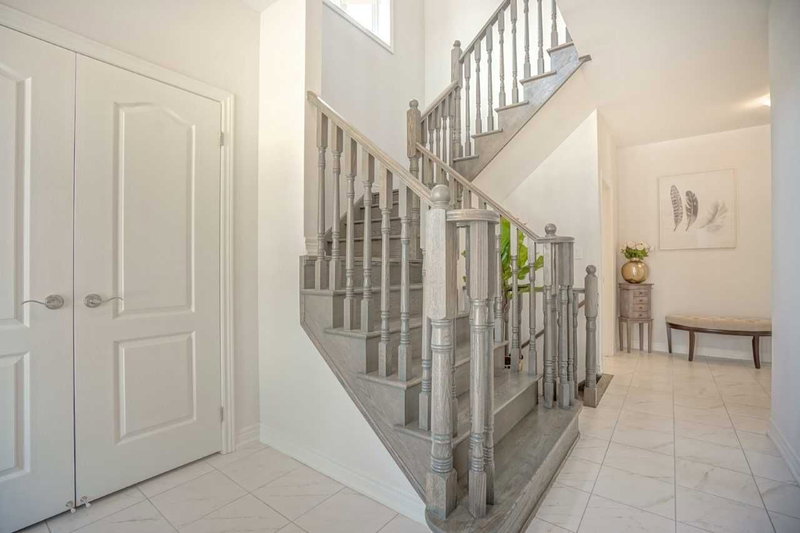 87 Robb Thompson Rd, East Gwillimbury, L0G 1M0 | Image 2