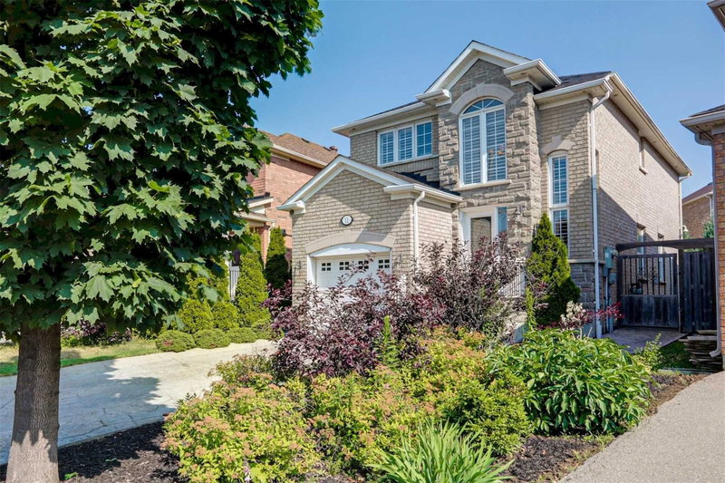 11 Bestview Cres, Vaughan, L6A 3S8 | Image 2