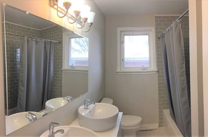 24 Gentry Cres, Richmond Hill, L4C2G9 | Image 3