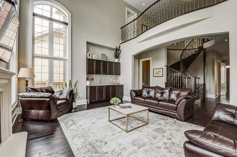 49 Langdon Dr, King, L7B0L9 | Image 2