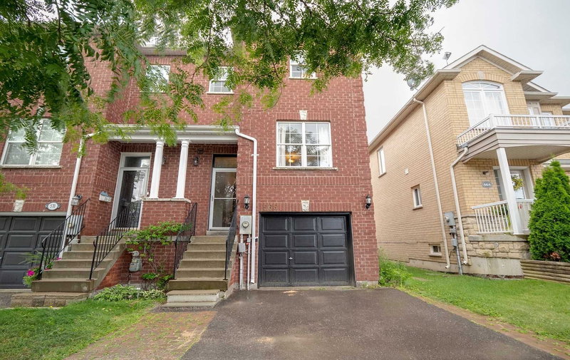 568 Legresley Lane, Newmarket, L3Y8R8 | Image 2