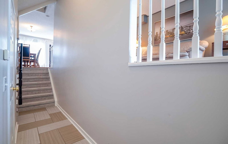 568 Legresley Lane, Newmarket, L3Y8R8 | Image 3