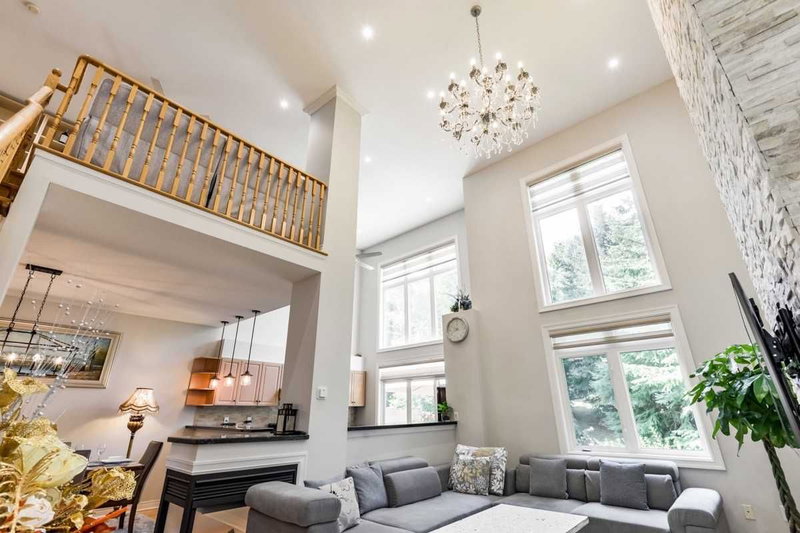 962 On Bogart Circ, Newmarket, L3Y8T4 | Image 2