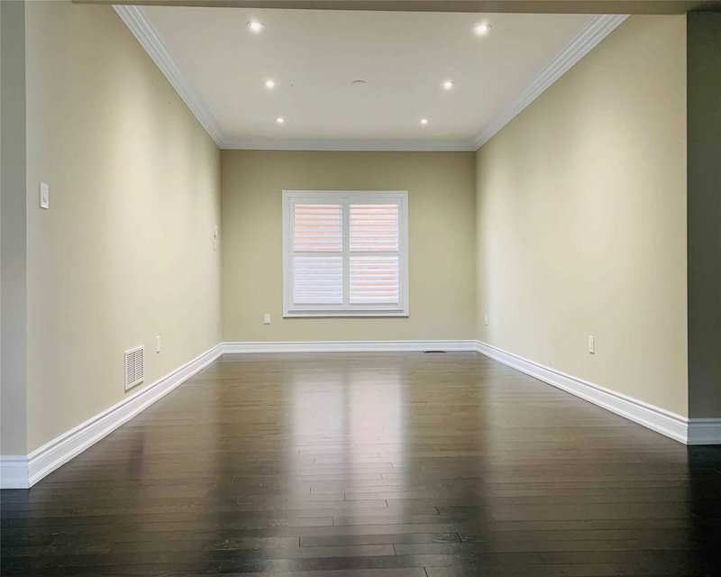 24 Manor Glen Cres, East Gwillimbury, L0G1M0 | Image 2