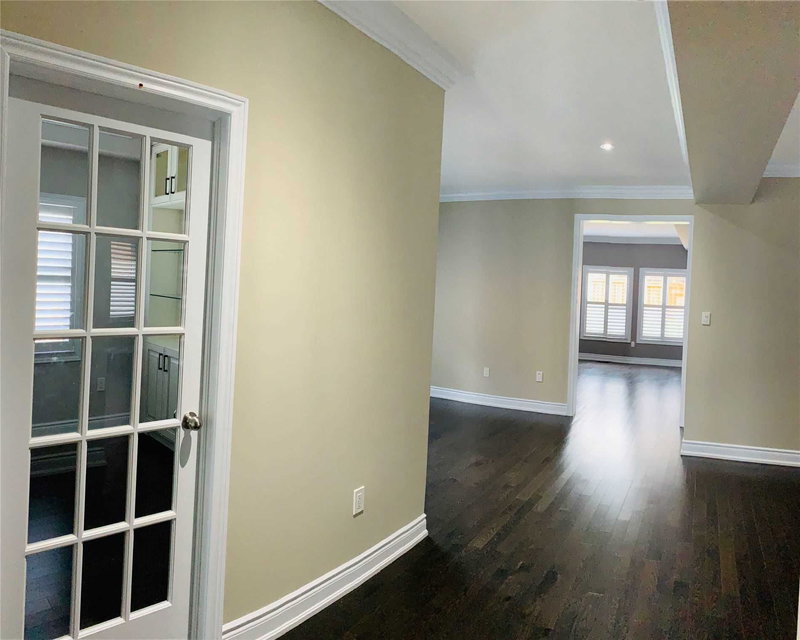 24 Manor Glen Cres, East Gwillimbury, L0G1M0 | Image 3