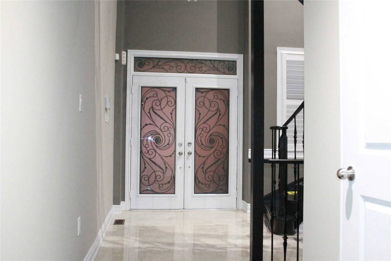 24 Manor Glen Cres, East Gwillimbury, L0G1M0 | Image 2