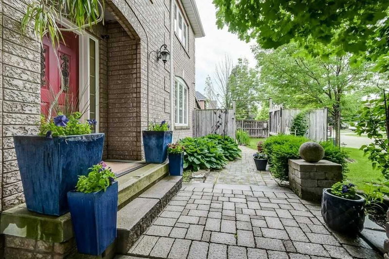 483 Menczel Cres, Newmarket, L3X2P6 | Image 3