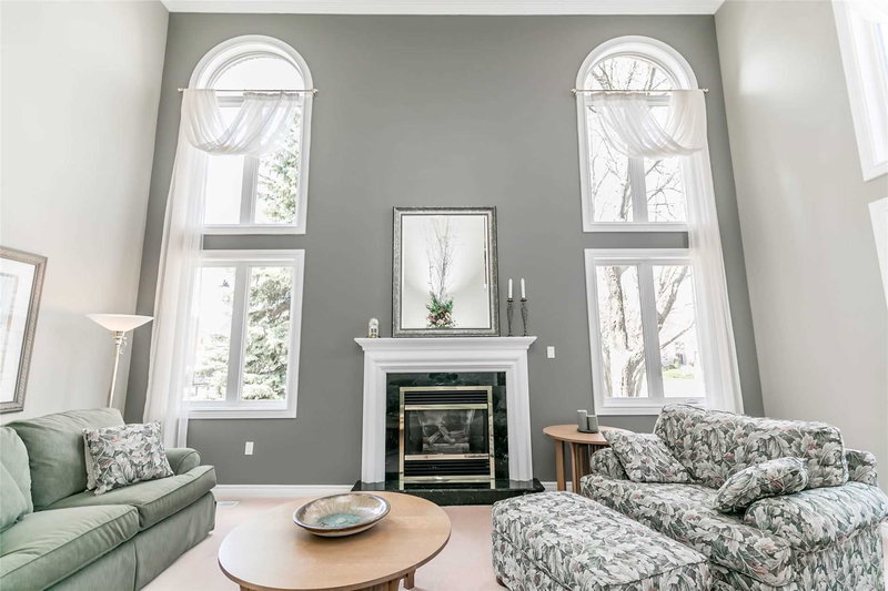 870 Robellino Crt, Newmarket, L3X1L5 | Image 2