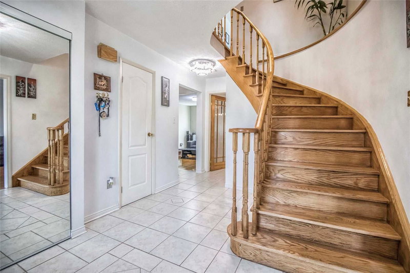 86 Howlett Ave, Newmarket, L3Y5S5 | Image 3