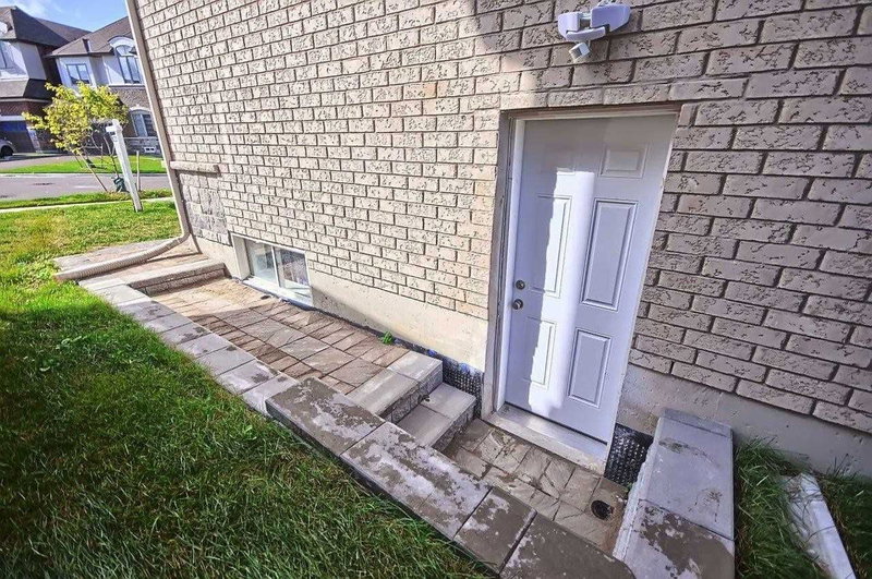 42 Foxberry Rd, East Gwillimbury, L0G 1V0 | Image 2