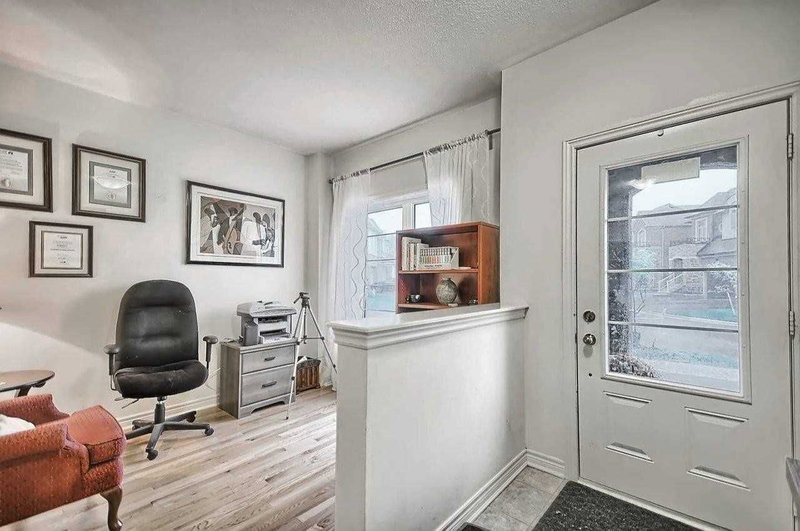 42 Foxberry Rd, East Gwillimbury, L0G 1V0 | Image 3