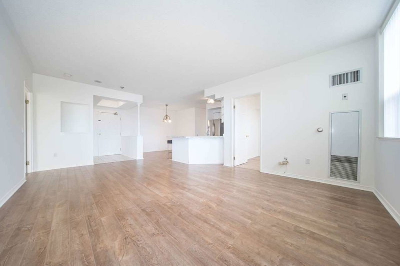 215 - 7398 Yonge St, Vaughan, L4J8J2 | Image 3