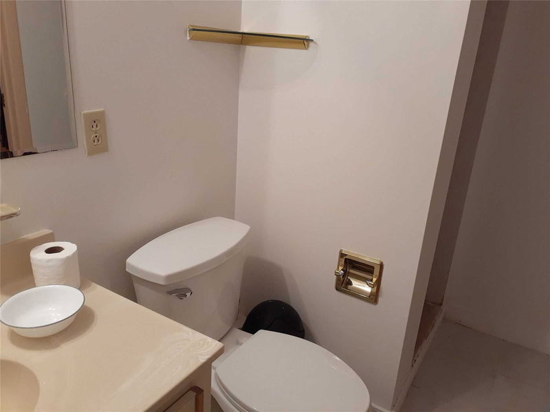 31 Spanhouse Cres E, Markham, L3R4E2 | Image 3