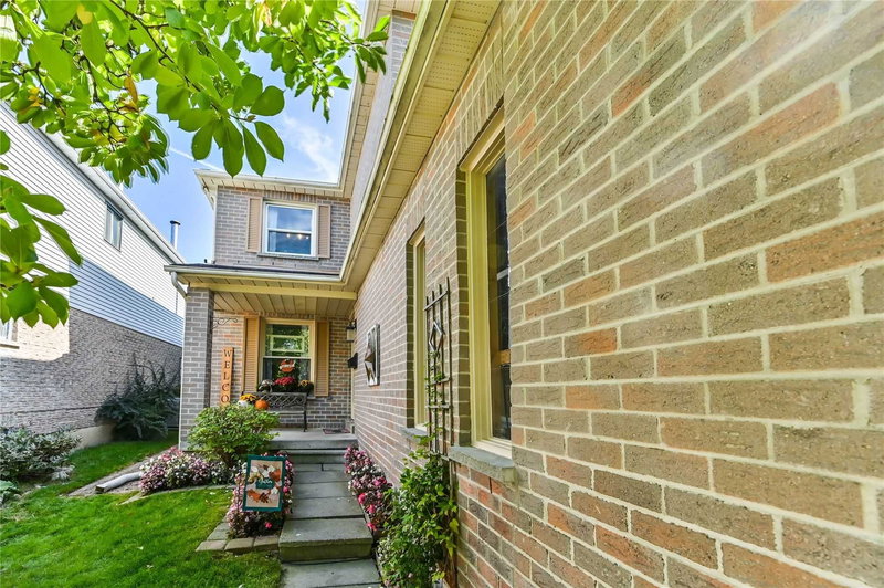 43 Bluesky Cres, Richmond Hill, L4C8J2 | Image 2