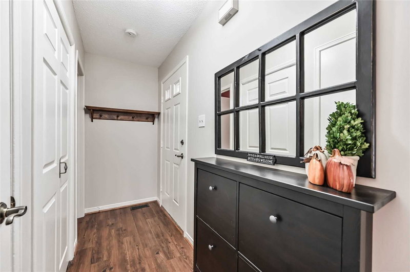 43 Bluesky Cres, Richmond Hill, L4C8J2 | Image 3