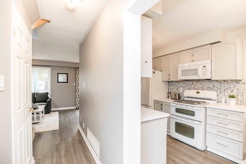 31 Natanya Blvd, Georgina, L4P 3R4 | Image 3