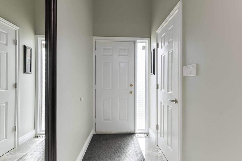 40 Stately Way, Markham, L3T3Z8 | Image 2