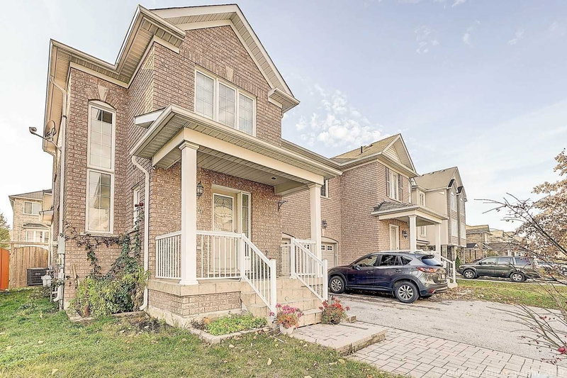 164 Gail Parks Cres, Newmarket, L3X3C1 | Image 2
