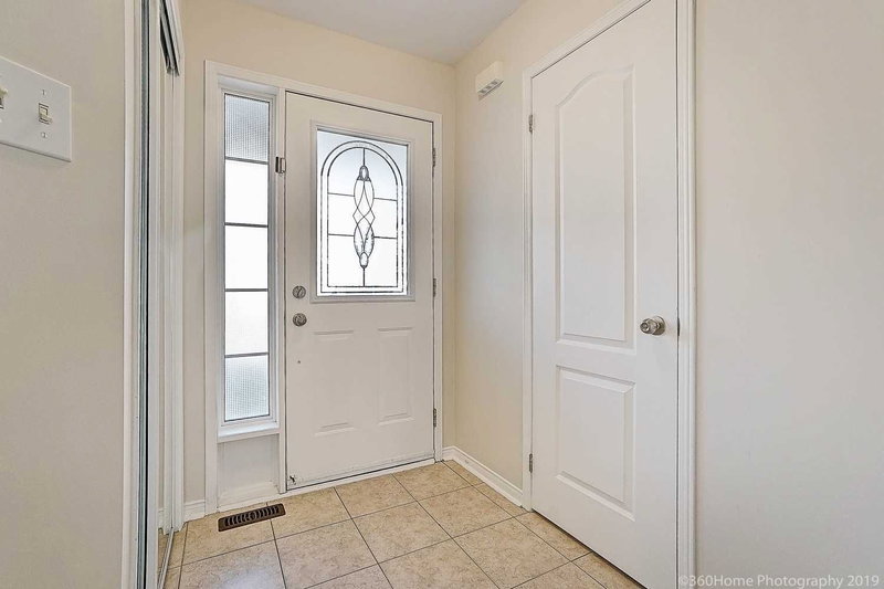 164 Gail Parks Cres, Newmarket, L3X3C1 | Image 3