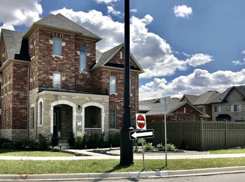 288 Barons St, Vaughan, L4H3Z3 | Image 2