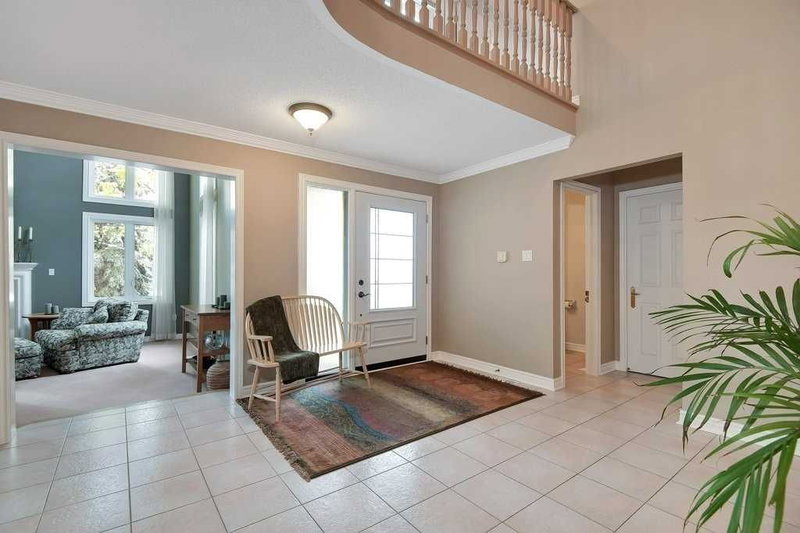 870 Robellino Crt, Newmarket, L3X1L5 | Image 2