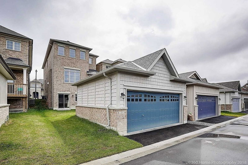 35 Clara May Ave, East Gwillimbury, L9N0R4 | Image 2