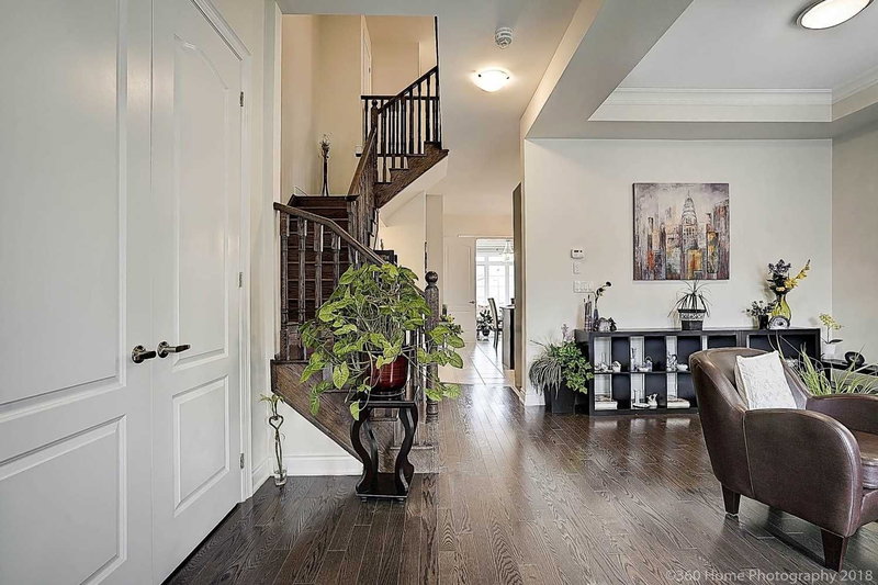 35 Clara May Ave, East Gwillimbury, L9N0R4 | Image 3