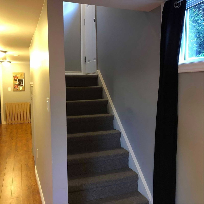 Lower - 708 Mountview Pl, Newmarket, L3Y 3P7 | Image 2