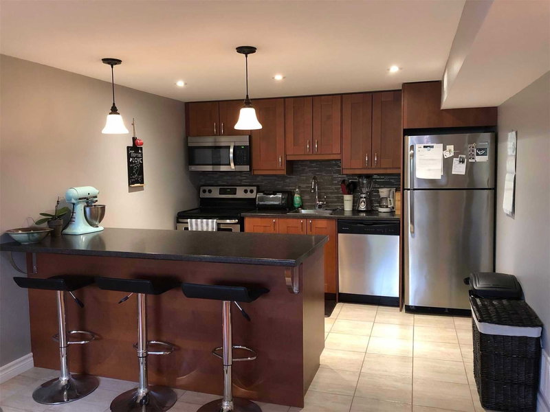 Lower - 708 Mountview Pl, Newmarket, L3Y 3P7 | Image 3