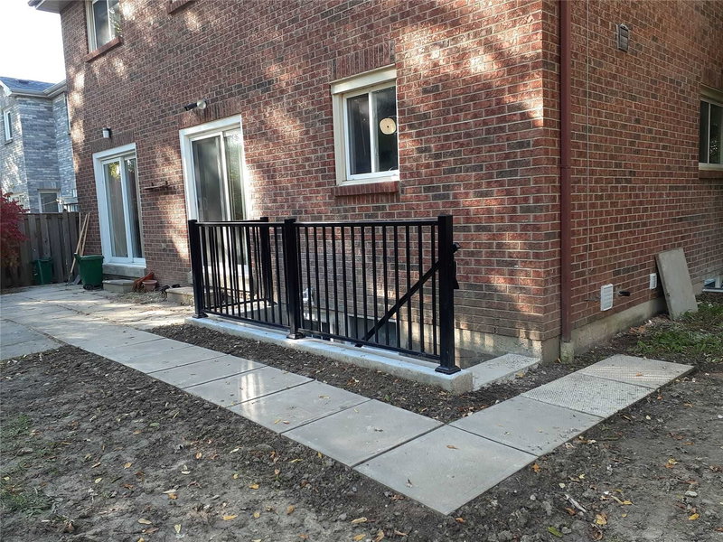 31 Spanhouse Cres E, Markham, L3R4E2 | Image 3