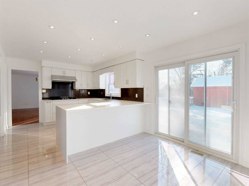 Main - 32 Elmvale Blvd, Whitchurch-Stouffville, L4A2Y3 | Image 2