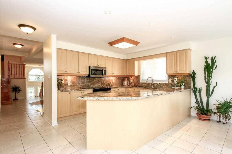 143 Toporowski Ave, Richmond Hill, L4S2H4 | Image 2